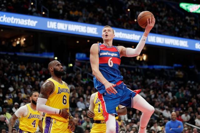 开云官网-末节16分+隔扣詹皇 波神抢戏詹姆斯里程碑之夜