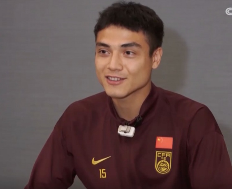 开云体育入口-吾米提江谈小球迷落泪：我差点眼泪也掉下来，很开心起到榜样作用