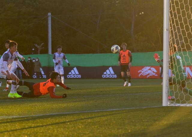 开云体育入口-日本队练习赛7比0横扫大学生队 98年新星帽子戏法
