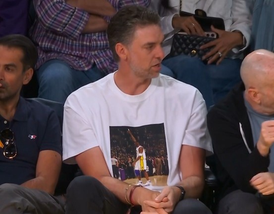 兄弟情深！大加索尔身穿科比81分纪念T恤现场观战湖人！